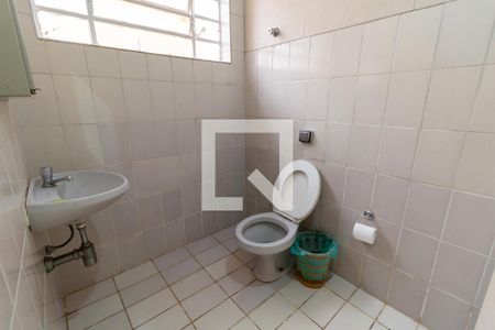 Casa à venda com 580m², 5 quartos e 4 vagas Casa à venda com 580m², 5 quartos e 4 vagasBanheiro da Área de Serviço