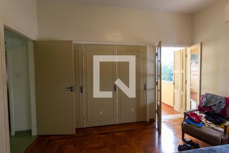 Casa à venda com 580m², 5 quartos e 4 vagas Casa à venda com 580m², 5 quartos e 4 vagasSuite