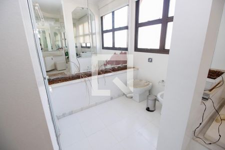 Apartamento para alugar com 477m², 4 quartos e 5 vagas Apartamento para alugar com 477m², 4 quartos e 5 vagasBanheiro da Suíte 3