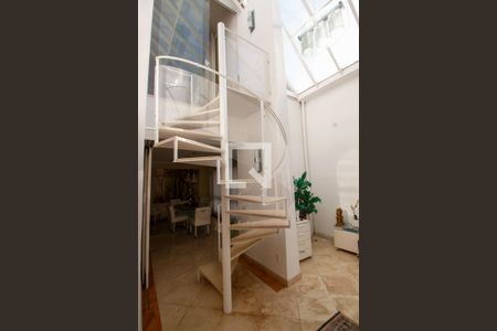 Apartamento para alugar com 477m², 4 quartos e 5 vagas Apartamento para alugar com 477m², 4 quartos e 5 vagasEscada