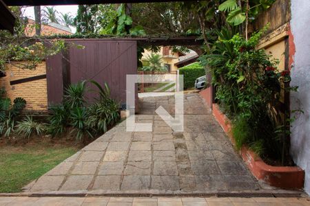 Casa de condomínio para alugar com 1600m², 3 quartos e 2 vagas Casa de condomínio para alugar com 1600m², 3 quartos e 2 vagasÁREA EXTERNA FRENTE