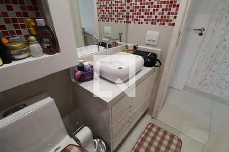 Casa de condomínio à venda com 167m², 4 quartos e 2 vagasBanheiro da suíte