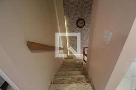 Casa de condomínio à venda com 167m², 4 quartos e 2 vagasEscada