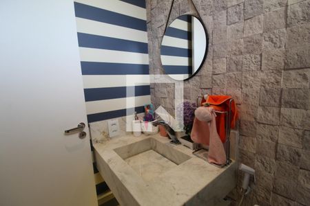 Casa de condomínio à venda com 167m², 4 quartos e 2 vagasLavabo