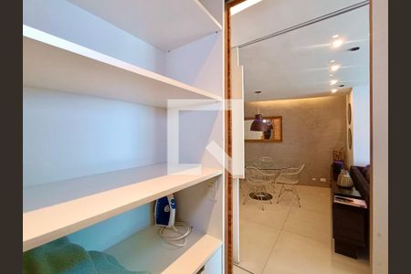 Studio à venda com 58m², 1 quarto e 1 vaga Studio à venda com 58m², 1 quarto e 1 vagaCloset