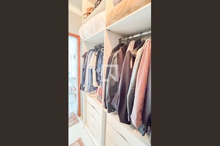 Casa à venda com 120m², 3 quartos e 5 vagas Casa à venda com 120m², 3 quartos e 5 vagasCloset da suíte