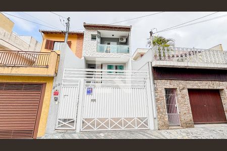 Casa à venda com 120m², 3 quartos e 5 vagas Casa à venda com 120m², 3 quartos e 5 vagasFachada