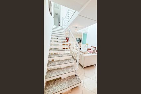 Casa à venda com 120m², 3 quartos e 5 vagas Casa à venda com 120m², 3 quartos e 5 vagasEscada