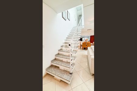 Casa à venda com 120m², 3 quartos e 5 vagas Casa à venda com 120m², 3 quartos e 5 vagasEscada