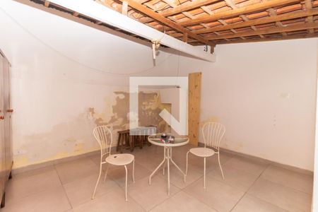 Casa à venda com 350m², 2 quartos e 1 vaga Casa à venda com 350m², 2 quartos e 1 vagaQuintal