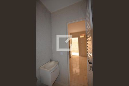 Banheiro de apartamento para alugar com 1 quarto, 25m² em Cordovil, Rio de Janeiro
