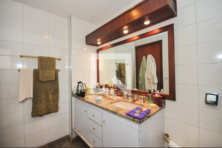 Apartamento à venda com 226m², 4 quartos e 4 vagasBanheiro Suíte 2