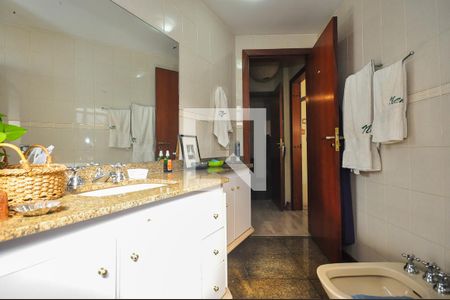 Apartamento à venda com 226m², 4 quartos e 4 vagasBanheiro