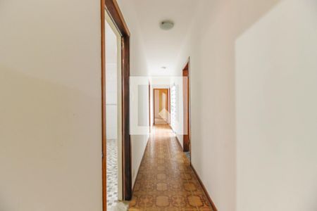 Casa à venda com 330m², 4 quartos e 3 vagas Casa à venda com 330m², 4 quartos e 3 vagasCorredor