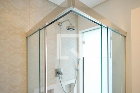 Casa à venda com 380m², 5 quartos e 6 vagasBanheiro da suíte 2