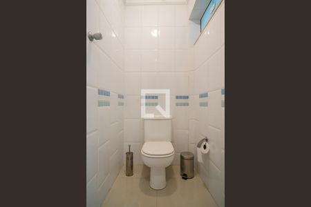 Casa à venda com 380m², 5 quartos e 6 vagasBanheiro de serviço