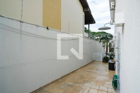 Casa à venda com 380m², 5 quartos e 6 vagasCorredor área de serviço