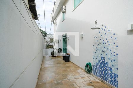 Casa à venda com 380m², 5 quartos e 6 vagasCorredor área de serviço