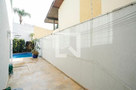 Casa à venda com 380m², 5 quartos e 6 vagasCorredor área de serviço