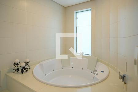 Casa à venda com 380m², 5 quartos e 6 vagasBanheiro da suíte 1