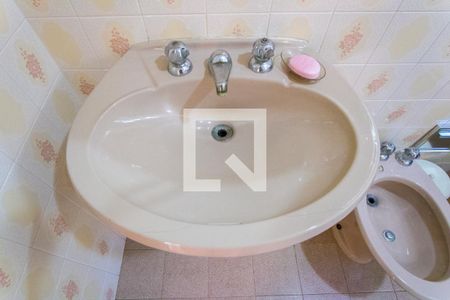 Casa à venda com 375m², 4 quartos e 5 vagas Casa à venda com 375m², 4 quartos e 5 vagasBanheiro social