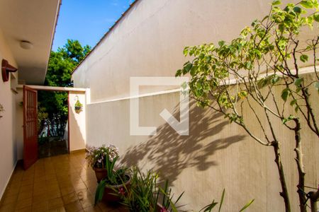 Casa à venda com 375m², 4 quartos e 5 vagas Casa à venda com 375m², 4 quartos e 5 vagasCorredor - Externo