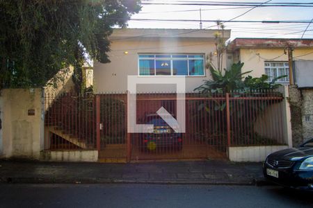 Casa à venda com 375m², 4 quartos e 5 vagas Casa à venda com 375m², 4 quartos e 5 vagasFachada