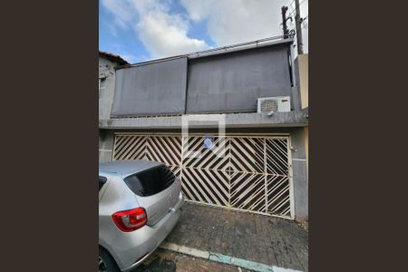 Casa à venda com 200m², 2 quartos e 2 vagas Casa à venda com 200m², 2 quartos e 2 vagasFachada