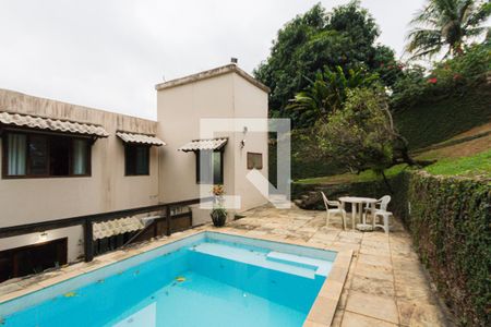 Casa à venda com 600m², 6 quartos e 3 vagas Casa à venda com 600m², 6 quartos e 3 vagasPiscina