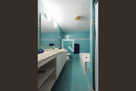 Casa à venda com 600m², 6 quartos e 3 vagas Casa à venda com 600m², 6 quartos e 3 vagasBanheiro da Suíte