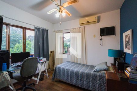 Casa à venda com 600m², 6 quartos e 3 vagas Casa à venda com 600m², 6 quartos e 3 vagasQuarto 5