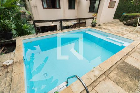 Casa à venda com 600m², 6 quartos e 3 vagas Casa à venda com 600m², 6 quartos e 3 vagasPiscina