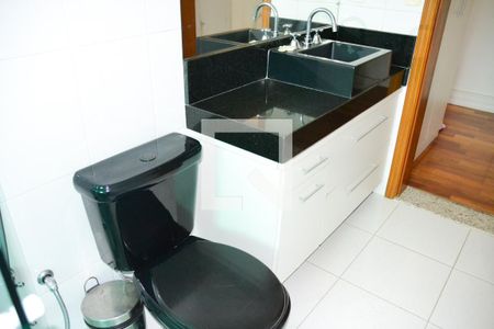 Casa à venda com 250m², 4 quartos e 4 vagas Casa à venda com 250m², 4 quartos e 4 vagasBanheiro 1