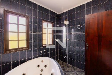 Casa à venda com 423m², 4 quartos e 6 vagas Casa à venda com 423m², 4 quartos e 6 vagasBanheiro da Suite 1