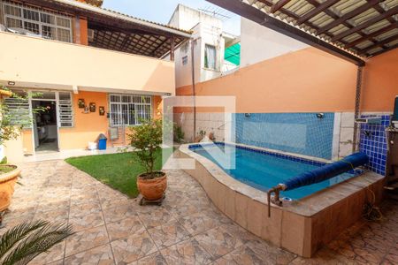 Casa à venda com 216m², 3 quartos e 2 vagasQuintal - Piscina