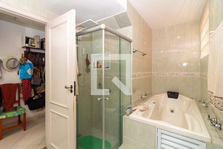 Casa à venda com 216m², 3 quartos e 2 vagasBanheiro da Suíte