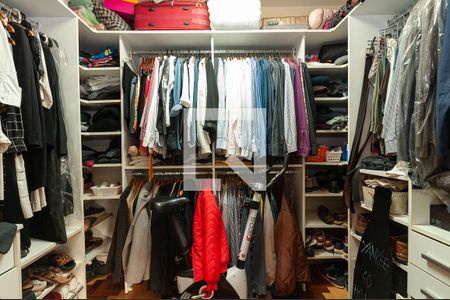 Casa à venda com 290m², 4 quartos e 2 vagas Casa à venda com 290m², 4 quartos e 2 vagasCloset do quarto 1 Suíte