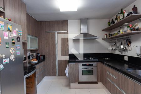 Casa à venda com 290m², 4 quartos e 2 vagas Casa à venda com 290m², 4 quartos e 2 vagasCozinha Americana