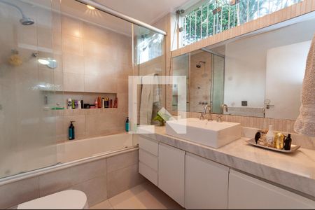 Casa à venda com 290m², 4 quartos e 2 vagas Casa à venda com 290m², 4 quartos e 2 vagasBanheiro do quarto 1 Suíte