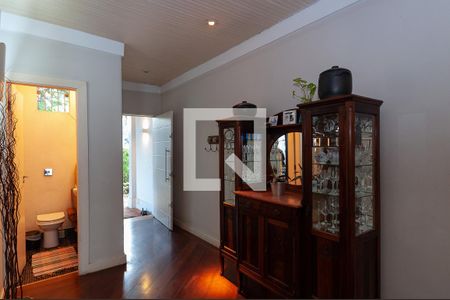 Casa à venda com 290m², 4 quartos e 2 vagas Casa à venda com 290m², 4 quartos e 2 vagasHall