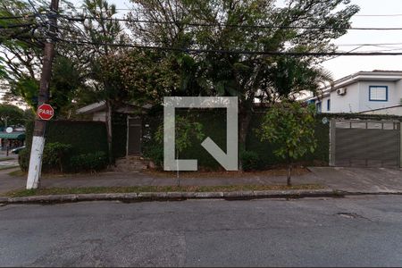 Casa à venda com 290m², 4 quartos e 2 vagas Casa à venda com 290m², 4 quartos e 2 vagasFachada