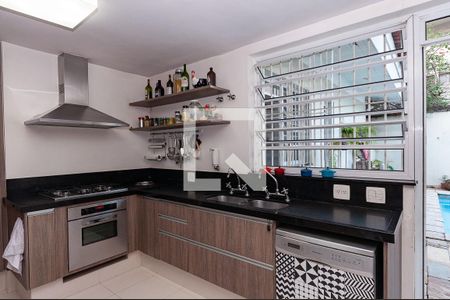 Casa à venda com 290m², 4 quartos e 2 vagas Casa à venda com 290m², 4 quartos e 2 vagasCozinha Americana