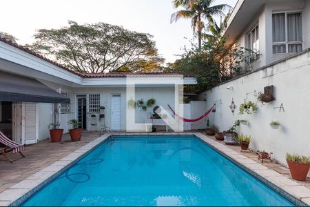 Casa à venda com 290m², 4 quartos e 2 vagas Casa à venda com 290m², 4 quartos e 2 vagasPiscina