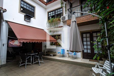 Casa à venda com 139m², 6 quartos e 2 vagas Casa à venda com 139m², 6 quartos e 2 vagasFundos