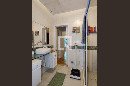 Casa à venda com 266m², 3 quartos e 3 vagas Casa à venda com 266m², 3 quartos e 3 vagasBanheiro Corredor