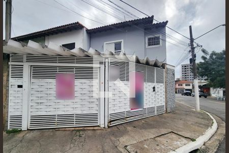 Casa à venda com 122m², 3 quartos e 2 vagas Casa à venda com 122m², 3 quartos e 2 vagasFachada