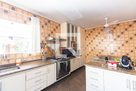 Casa à venda com 350m², 6 quartos e 6 vagas Casa à venda com 350m², 6 quartos e 6 vagasCozinha