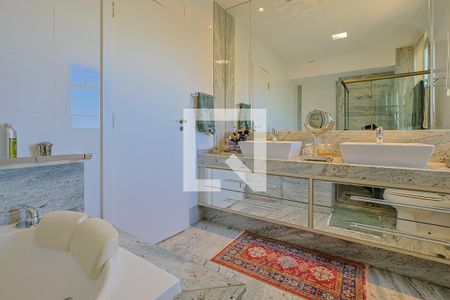 Apartamento à venda com 278m², 4 quartos e 4 vagasBanheiro da Suíte 1