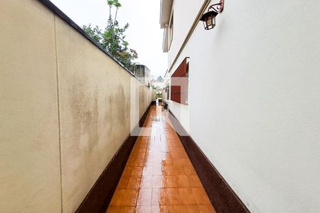 Casa à venda com 225m², 3 quartos e 2 vagasCorredor Externo