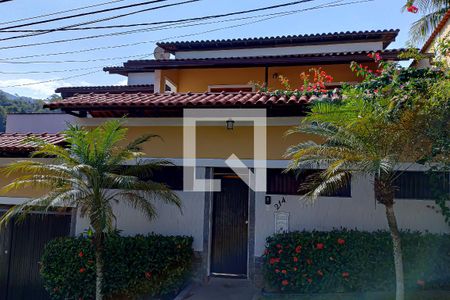 Casa à venda com 450m², 5 quartos e 2 vagas Casa à venda com 450m², 5 quartos e 2 vagasfachada